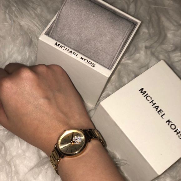 Beautiful micheal Kors watch gold - Picture 2 of 4